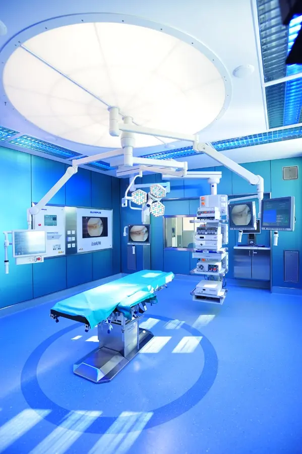 Moderner Operationssaal im orthopädischen Spital Speising.